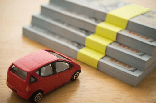 Car with cash displayed together to represent title loan payment option
