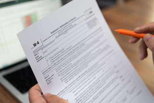 Tax form used to explain the difference between claiming 1 or 0 allowances on your taxes.