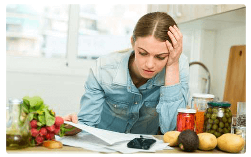 Customer paying for groceries with cash obtained through a title loan